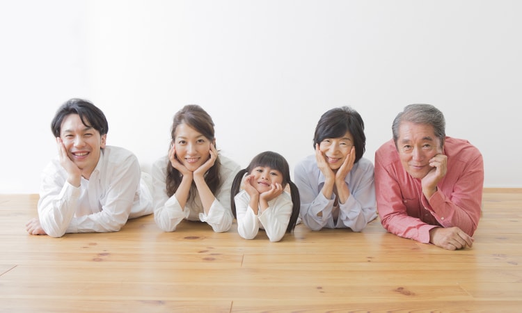 家族が並んで寝そべっている様子