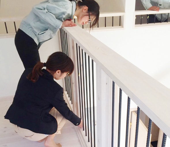 現場で測量をするスタッフ