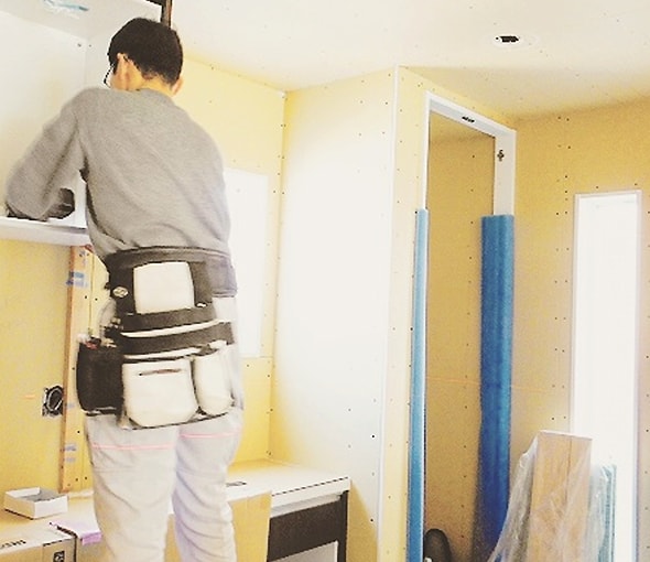 現場で作業を進める職人