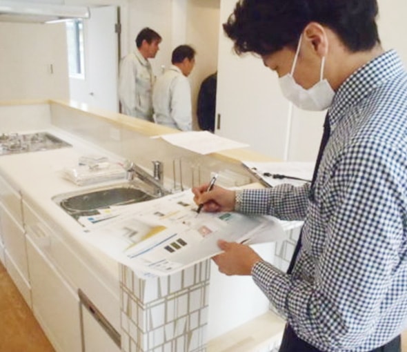 打ち合わせ内容が現場に反映されているかを確認するスタッフ