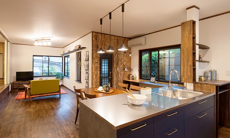 リノベーションした家のリビングダイニング