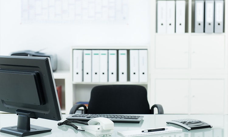 オフィスのデスクにPCと事務用品